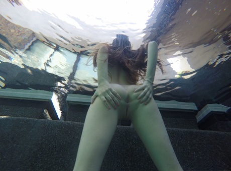 Playmate de verano llamada Bella Skye mostrando sus grandes tetas bajo el agua