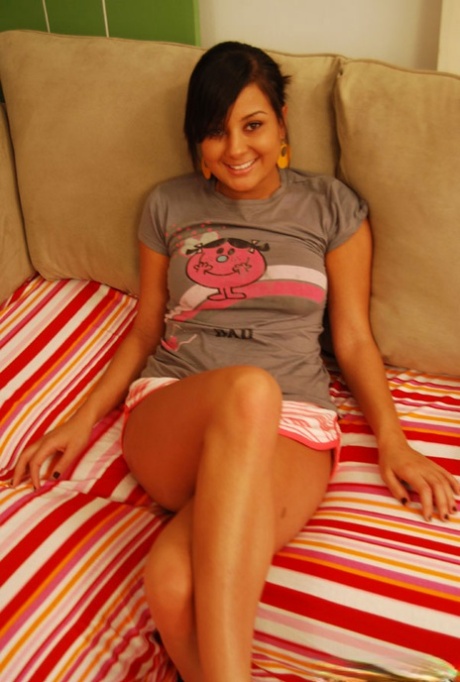 Roztomilá Latina Samira roztahuje dlouhé nohy a zadek a dráždí svými přírodními prsy
