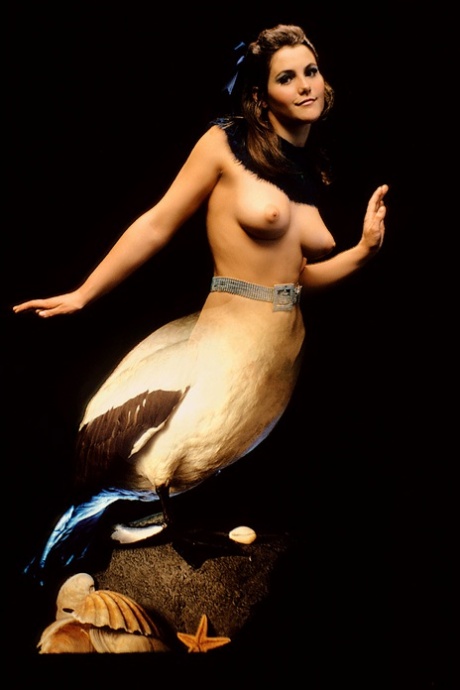 Sexiga kvinnliga konstnärer visar upp sina sexiga naturliga bröst när de poserar framför kameran