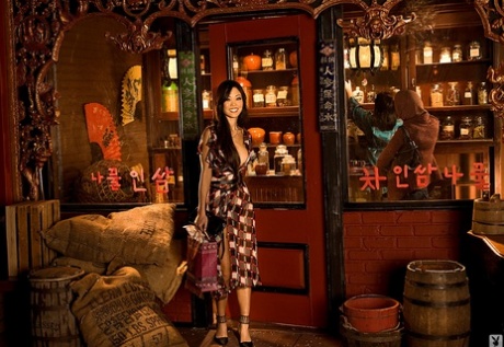 Výrazná asijská MILF Grace Kim ukazuje štíhlou postavu a střední prsa na trhu