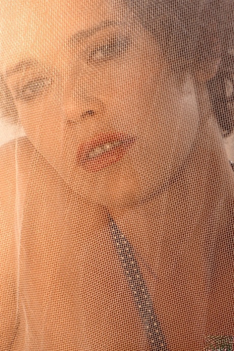 Reifes Model Sylvia Kristel zeigt ihre natürlichen Brüste und harten Brustwarzen