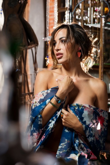 Brunette American mit erstaunlichen gefälschten Titten Ana Cheri posiert auf der Treppe Weg