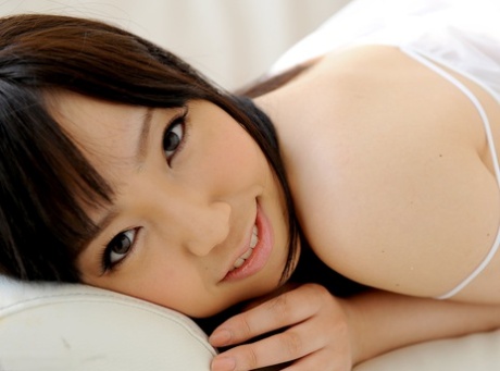 Japonský miláček Ayane Ookura masturbuje, než dostane tvrdý penis