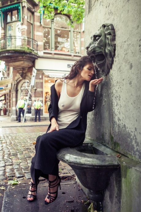 Prachtig donkerharig model Jade toont haar perfecte tieten tijdens fotosessie