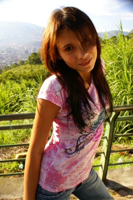 Entzückende zierliche Teen Sofia Gomez neckt und erfreut ihre rasierte Fotze