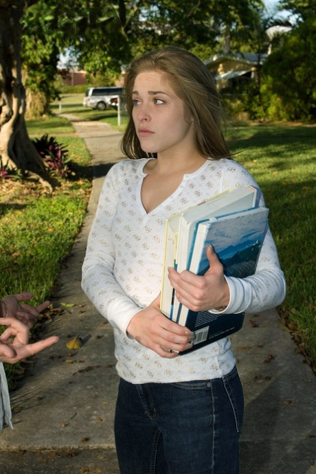 College meisje met flexibel lichaam kan niet alleen boeken lezen, maar ook goed neuken