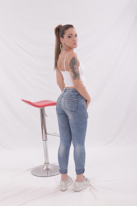 Getatoeëerde tiener Medusa laat haar jeans en witte slipje zakken voor een ritje met een grote pik