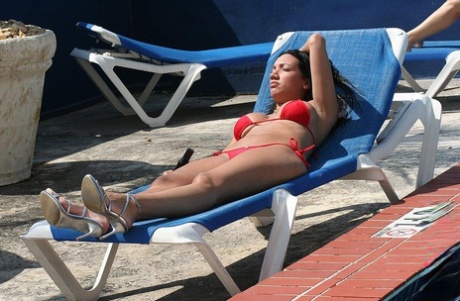 Koupací kráska s černými vlasy Giselle Vega dostává velká prsa a zadek masírovaný u bazénu