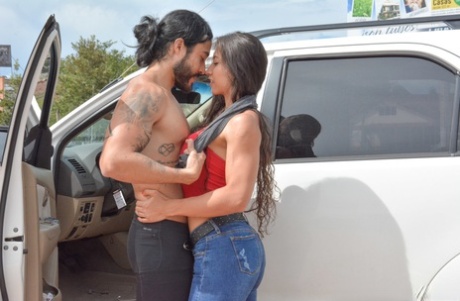 La latina Mariana López seduce a un tío en topless en público mientras lleva unos vaqueros ajustados