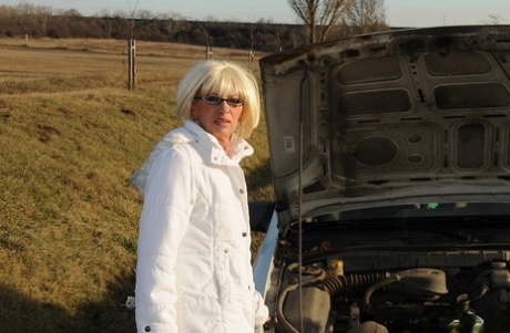 Stara Blondynka Babcia Margarette dostaje jej cipki zatrzasnął przez okno samochodu