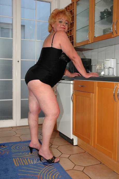 Abuela amateur gorda Harriett chupa polla y se abre de piernas para una follada de mesa