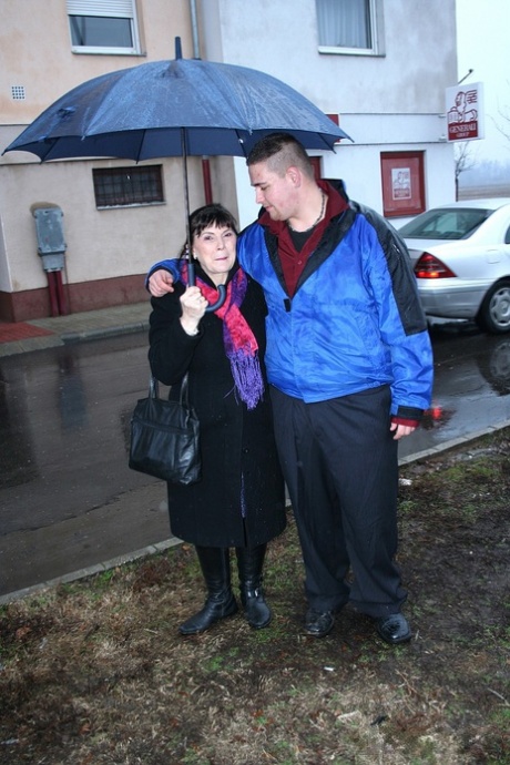 Margo T., petite et grosse mamie, séduit son boy toy par une fellation, une pipe et mange du sperme.