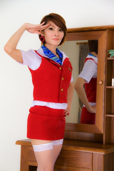 Aziatische stewardess in kousen Ladyboy Rucy speelt met haar lul-kutje