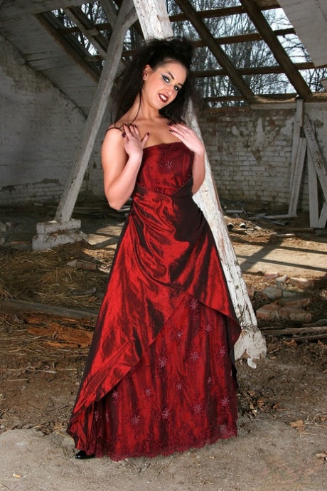 Glamorosa morena vestida de rojo Yvette Balcano es doblemente penetrada en HD