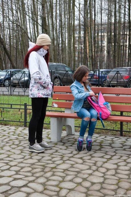 Nadržené lesbičky Loveina a Linda Y si navzájem zasouvají hračky do kundiček