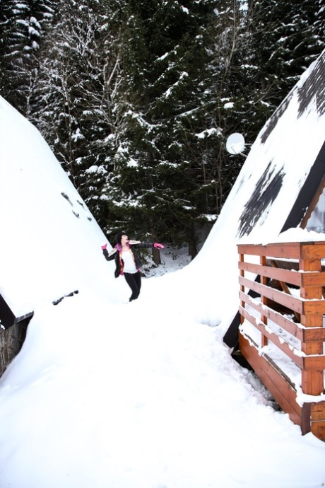 ムラムラしたブルネット、ニコレッタ・Hが木造小屋の外で雪の中でオナニー。