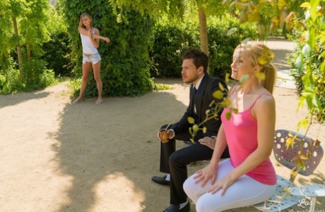 Wysportowane dziewczyny podnoszą garnitur w parku, aby bawić się cipką, siedząc twarzą w trójkącie FFM