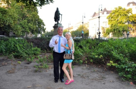 Blond tonåring Dolly Spice går en promenad med sin sugar daddy