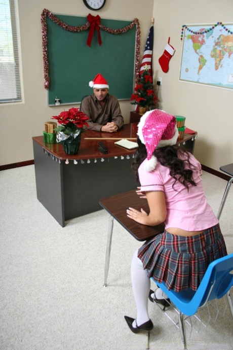 Симпатичная школьница Leah Jaye делает учителю рождественский минет и трахается на рабочем столе