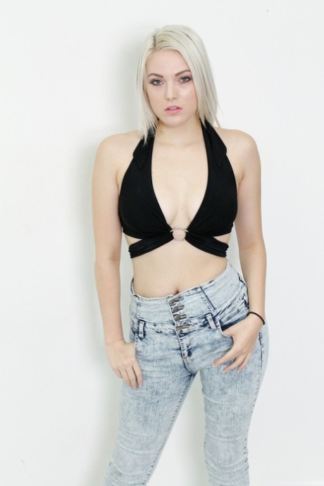 Blondinen Jenna Ivory viser sine søte pupper, fine rumpe og flotte strippeferdigheter.