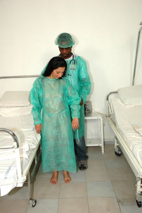 Geile patiënt Sabreena geniet IR kutje examen & zuigt & rijdt dokter 
