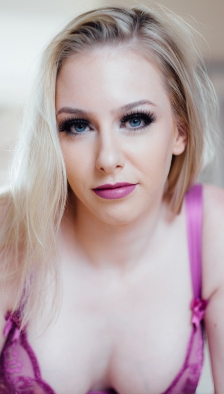 Grace Harper, mannequin blonde glamour aux gros seins, se fait baiser de manière sensuelle dans une chambre à coucher.