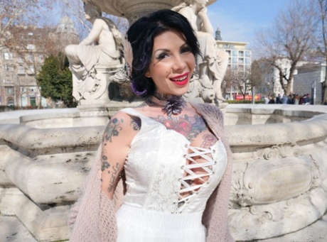Tatuerad rumänsk MILF Megan Inky suger två kukar och får ett hårt DP-knull