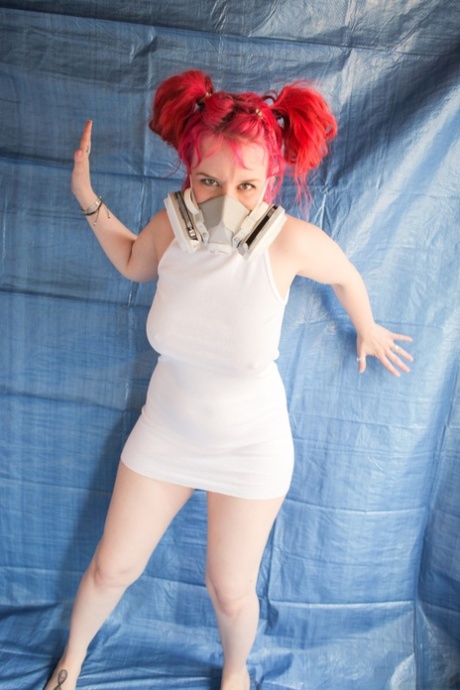 Redhead PAWG Proxy Page zeigt ihren Monster Arsch & große Titten mit gepiercten Nippeln