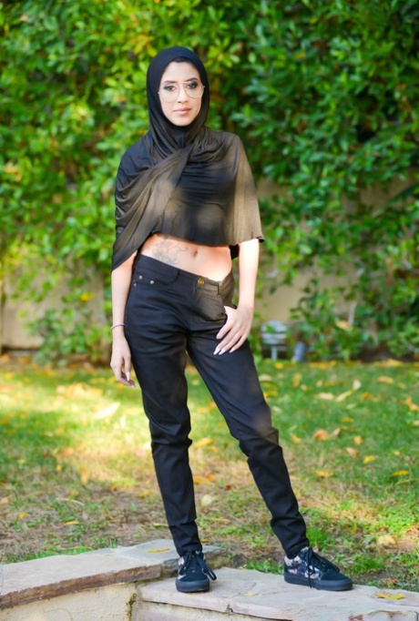 Hete Arabische Angel Del Rey toont petite kontje & harige muff in striptease buitenshuis
