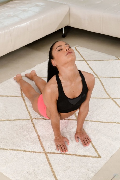 Flexibilní brunetka Apolonia Lapiedra vyfoukne úžasný penis a dostane facialized