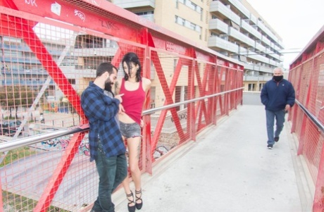 Magere getatoeëerde tiener neukt een vreemde & zuigt zijn lul op een openbare brug