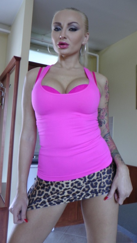Kayla Green, star du porno tatouée, se déshabille pour montrer son gros cul et ses implants.