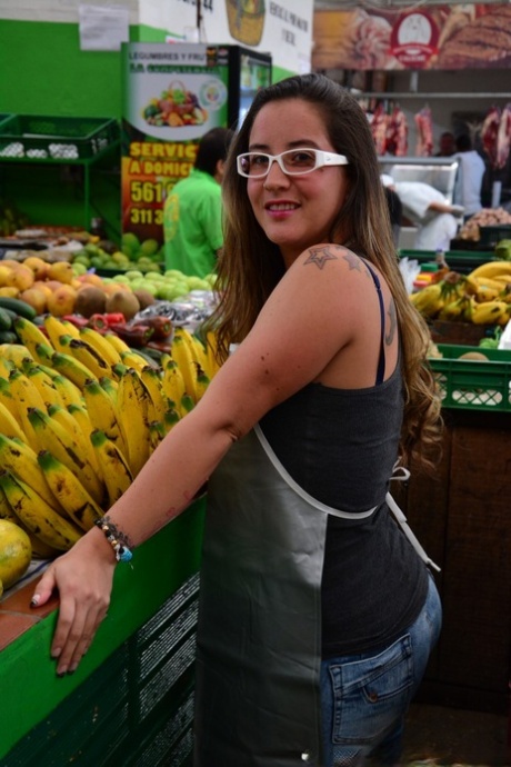 A la inocente latina Catica Mamor le gusta que la tiren del pelo durante la acción a lo perrito