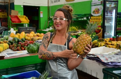 Colombian babe Catica Mamor gets picked omhoog op lokaal markt en gezicht geneukt