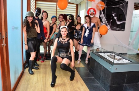 Paskudna orgia na Halloween z brudnymi kolumbijskimi laskami w kostiumach