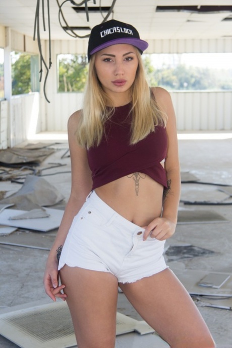 Sexy blonde Teen Vyvan Hill bekommt ihre enge Muschi im Freien gefickt