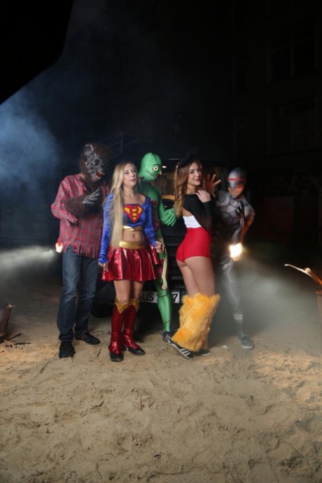 Hardcore party coura Lullu Gun dostane horké halloweenské šukání v kostýmovaném skupinovém sexu