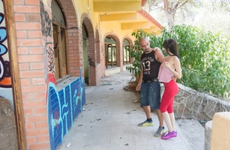 Un ragazzo calvo e una giovane ragazza appartati in un edificio abbandonato per una scopata veloce