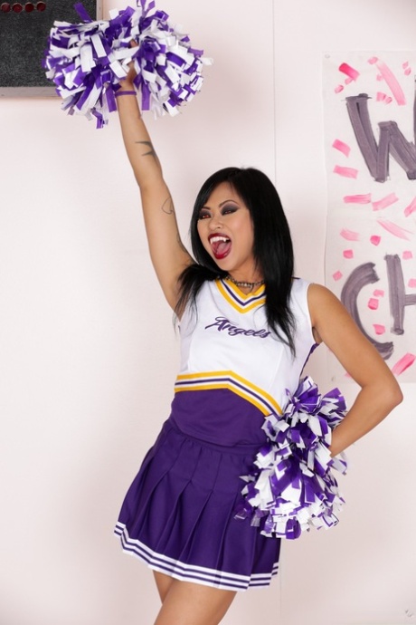 Sexy asiatische Cheerleaderin Vampir Krissie Dee zeigt ihre Fangzähne & fab Pussy nackt