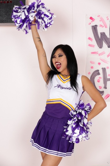 Den sexy asiatiske cheerleader-vampyren Krissie Dee viser frem huggtennene og den fantastiske fitta si naken.