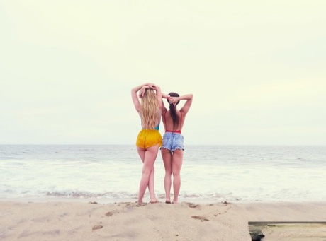 Lesbo-teenagerne Chloe Scott & Whitney Wright eksperimenterer med et stort sexlegetøj