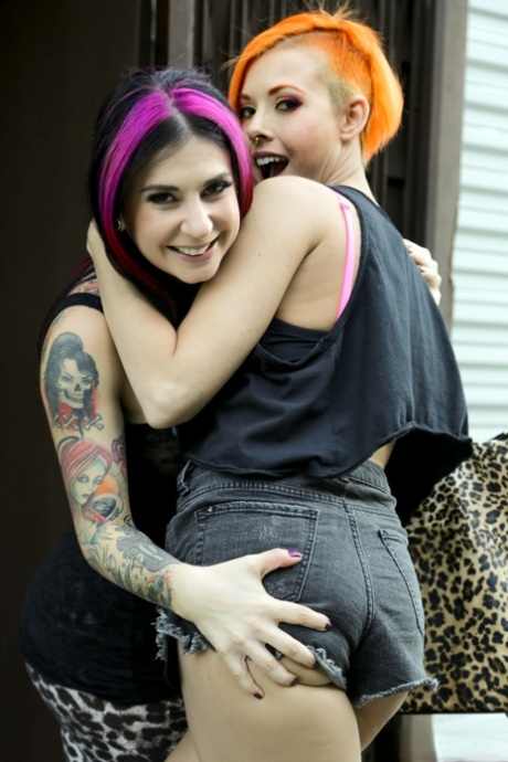 Rapariga punk com cabelo cor de laranja fode o namorado de outra rapariga com as suas bênçãos