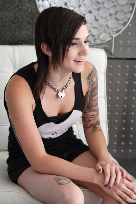 Busty massör Daisy Marie licking tatuerade klient Nikki hjärtan fitta