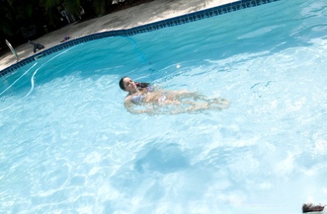 Busty brunette MILF Krystal Main zieht ihren Bikini für POV Blowjob am Pool aus