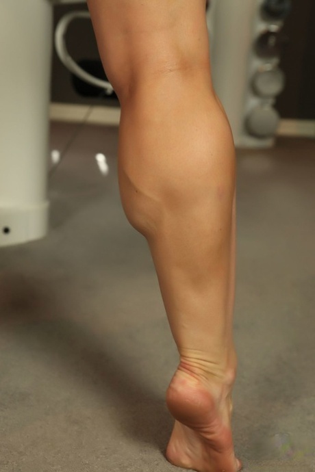 Joanna Thomas, bodybuildeuse plantureuse, avec un gros clitoris et des seins chauds dans la salle de sport