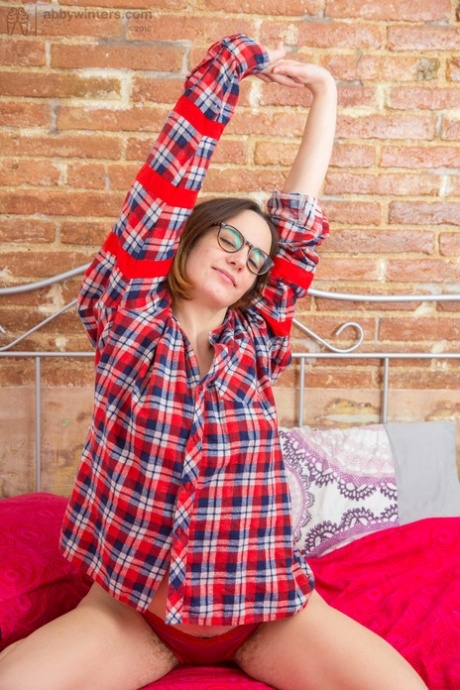 Óculos vestindo Feminino Lucia m revela suas partes do corpo peludo como ela se despe