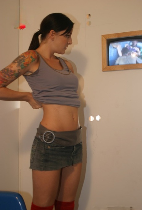 纹身女郎Lexi Bardot在光荣洞吸食黑鸡巴后吐出精液