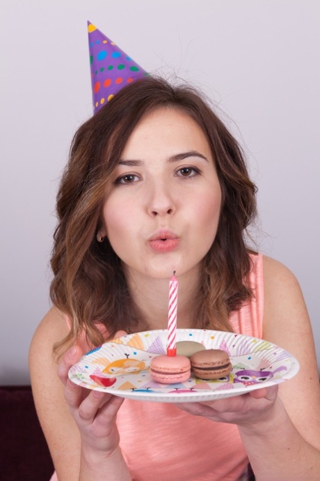 Brunette jarige meid met middelgrote tieten Vanata spreidt haar harige kutje