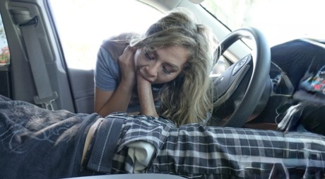 La porca Nicolette Love fa un pompino in auto e lo porta a casa per un viso POV