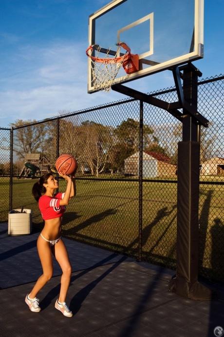 楽しい女の子アシュリーニコールアーサーは、バスケットボールコートで裸になります
